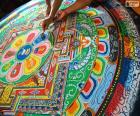 Tibetli rahipler için bir mandala son rötuşları yapmak